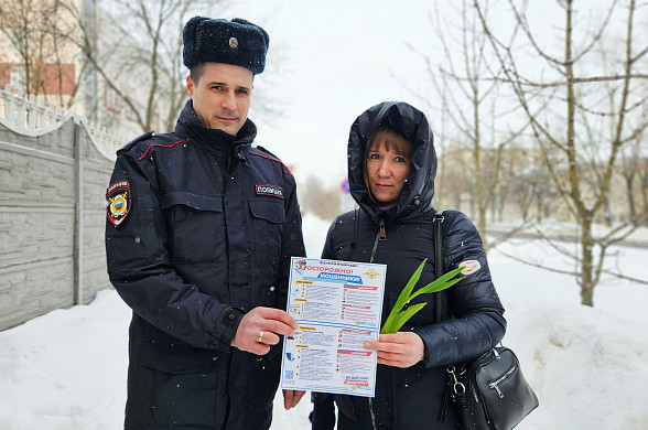 В Иванове участковые поздравляют женщин с 8 марта